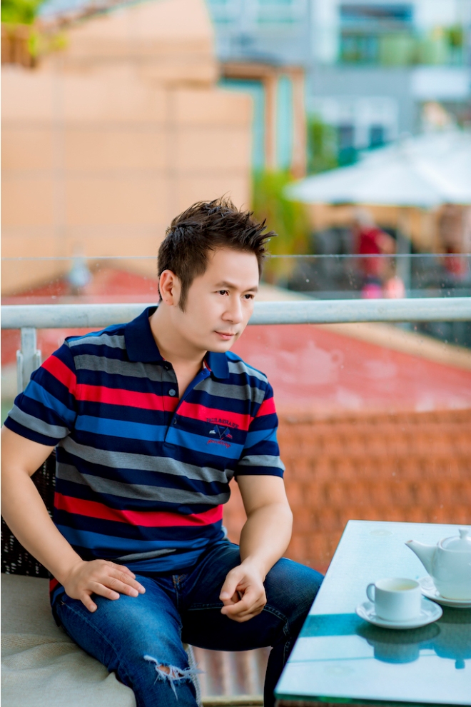 Bằng Kiều mặc sơ mi hoa, thảnh thơi ngắm phố phường Hà Nội ảnh 7